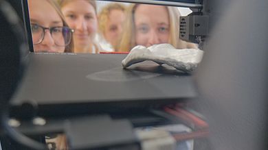 Im 3D-Drucker konnten sie beobachten, wie sich Schicht für Schicht der Schädel aufbaut