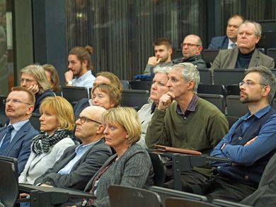 Viele Kolleginnen und Kollegen der Professoren Rottmann und von Rhein besuchten die Veranstaltung.