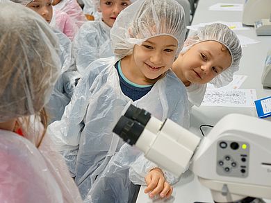 In 1000-facher Vergrößerung beobachteten die ErstklässlerInnen Kleinstlebewesen auf Zuchtplatten. In 1000-facher Vergrößerung beobachteten die ErstklässlerInnen Kleinstlebewesen auf Zuchtplatten.