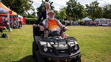 Die morgendliche Begrüßungstour von Präsident und Kanzler der OTH Amberg-Weiden auf dem Quad sorgte bei den Gästen für freudige Überraschung