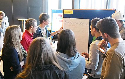 Die Fakultät Betriebswirtschaft bietet den Erstsemestern die Möglichkeit, über die Veranstaltung „Einführung in die BWL“ den Ablauf eines Unternehmens kennen zu lernen. Dies gelingt durch die Simulationssoftware Fort Fantastic.