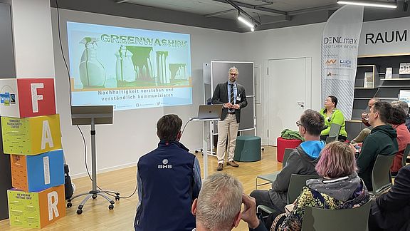Dr. Alexander Herzner sensibilisierte bei einem Informationsabend im Stadtlabor für Greenwashing