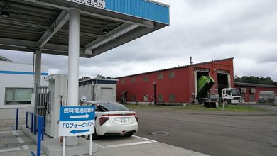 Ein PKW steht an einer Tankstelle