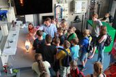 Eine Schulklasse erhält im Labor einen ersten Einblick in das Thema Thermodynamik.