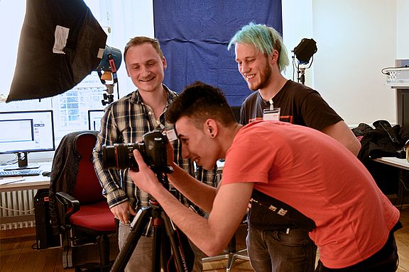 Studenten und Teilnehmer machen unter Anleitung Fotos