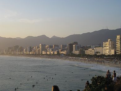 Der Strand von Ipanema in Sonnenuntergangsstimmung