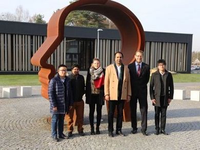 Sultan Haider (dritter von rechts), Prof. Dr. Franz Magerl und Gäste von Siemens Healthineers und der Shanghai University of Medicine and Health Sciences