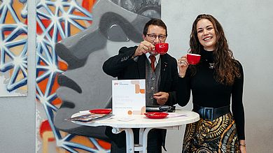 Markus Lommer und Katharina Gürtler mit einer Tasse in der Hand