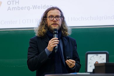 Dr. Bastian Vergnon, Projektleiter des Gründungs-HUB Ostbayern an der OTH Amberg-Weiden hielt eine Laudatio beim Nachhaltigkeitspreis