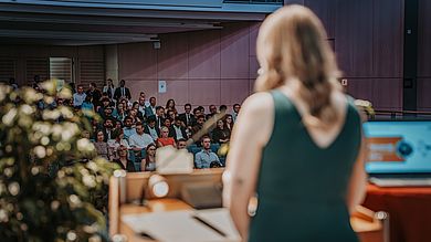 Die bewegenden Reden zweier Absolventinnen waren ein Highlight der Absolventenverabschiedung