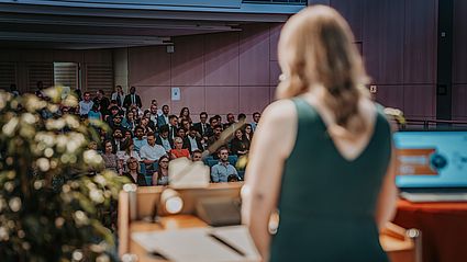 Die bewegenden Reden zweier Absolventinnen waren ein Highlight der Absolventenverabschiedung