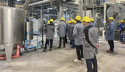 Menschen stehen vor Pilotanlage