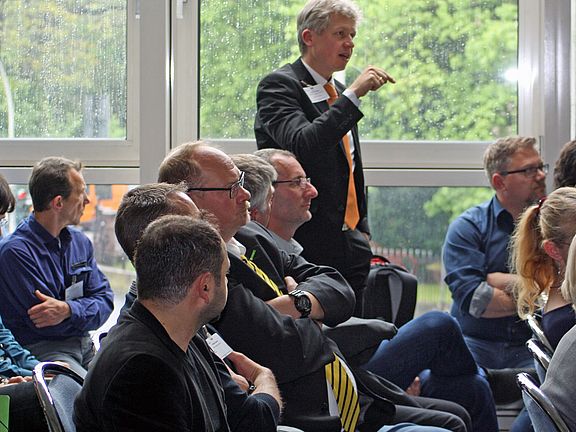 Prof. Dr. Clemens Bulitta (stehend) beim Wümek-Kongress 2017