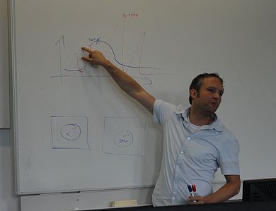 Eric Jahnel, studierter Technomathematiker und derzeit als Systemingenieur bei der Sie-mens AG Healthcare Sektor im Geschäftsgebiet Computertomographie in Forchheim tätig, referierte im Rahmen der Vorlesung „Medizinische Bildgebung“ auf Einladung vo