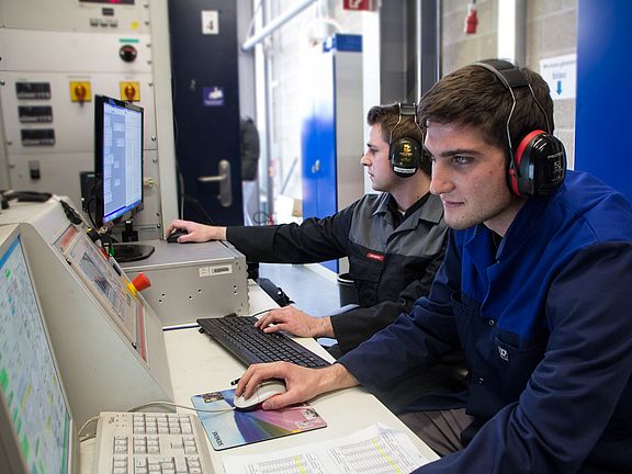 Studenten beim Prüfen eines Motors