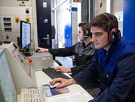 Studenten beim Motorenprüfstand Studenten beim Prüfen eines Motors