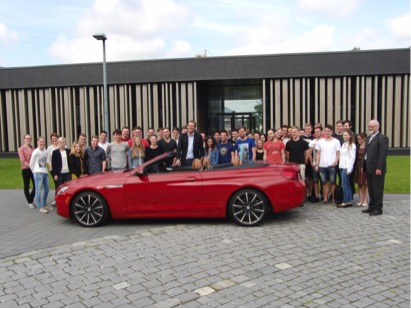 Studierende des Studienganges Wirtschaftsingenieurwesen mit dem BMW 650i Cabrio