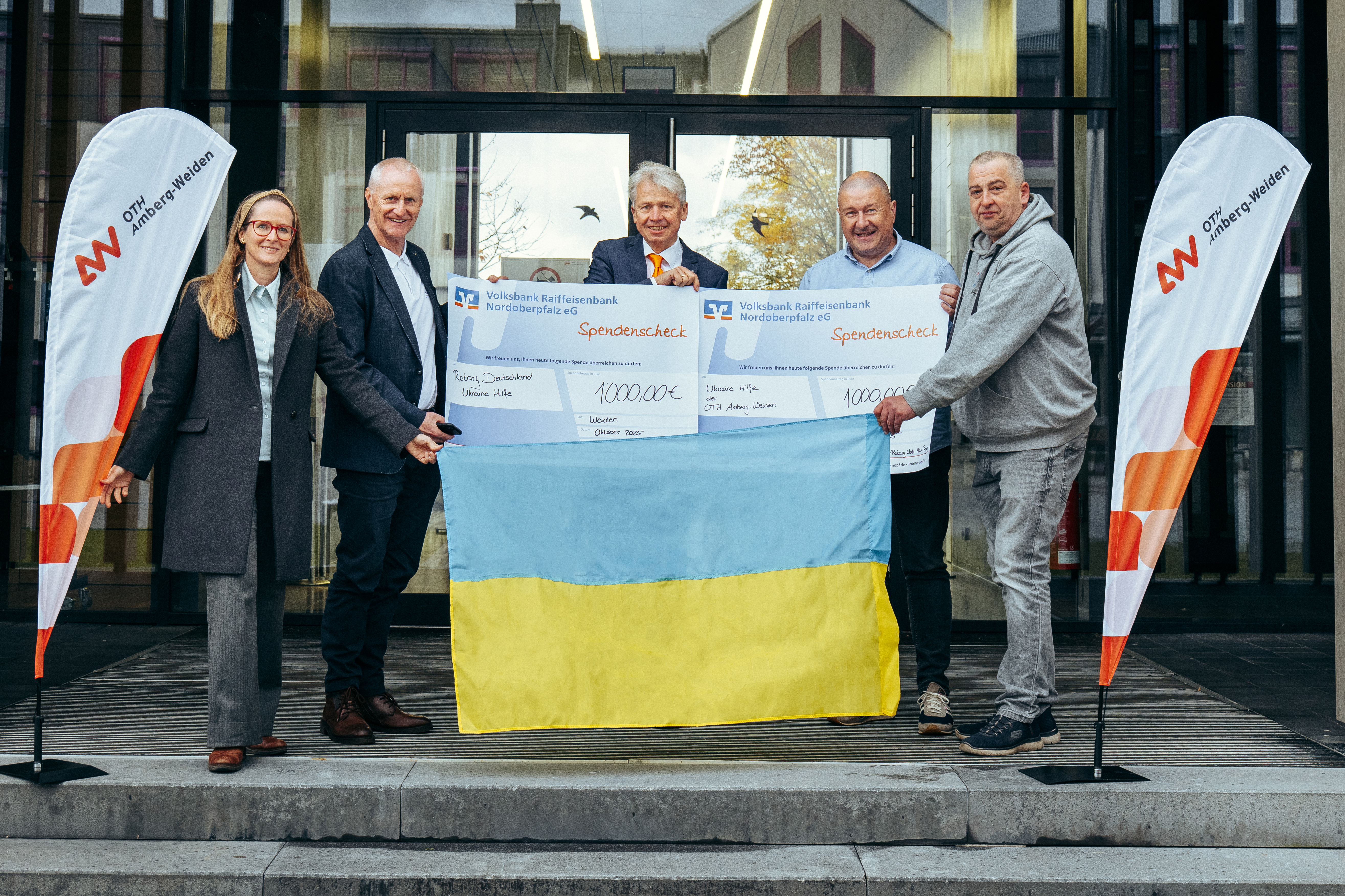 Die Weidener Rotary Clubs unterstützen die Partneruni in der Ukraine mit einer Spende in Höhe von 2.000 Euro (v.l.): Marian Mure (Leitung Kompetenzzentrum Bayern - Mittel-, Osteuropa), Robert Stahl ( Präsident des Rotary Clubs Weiden), Hochschulpräsident Prof. Dr. Clemens Bulitta, Wolfgang Bayer (Präsident des Rotary-Clubs Weiden Max-Reger), Andreas Lehner (Space-Eye Weiden e.V.)