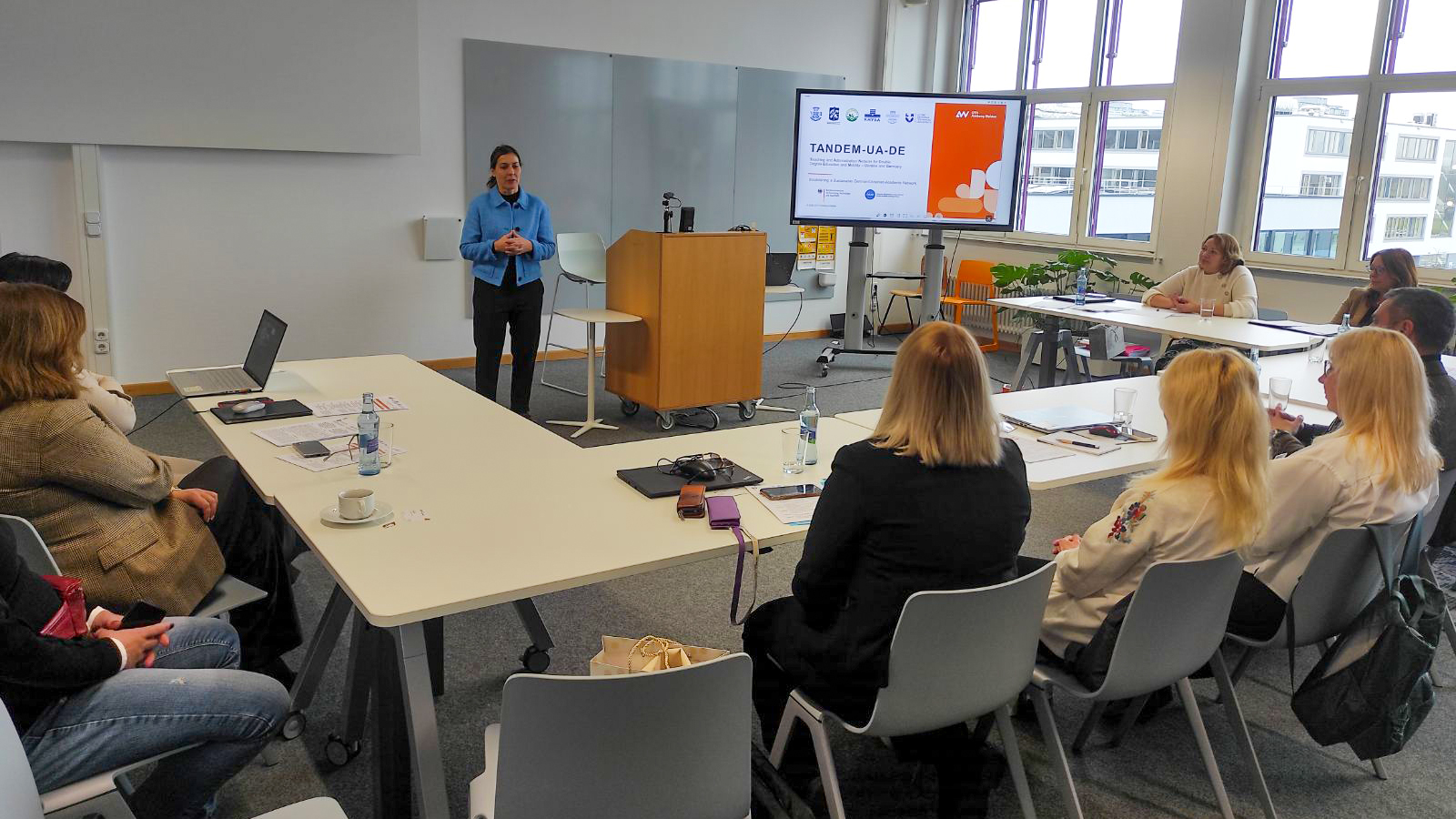 Teilnehmer sitzen an Tischen