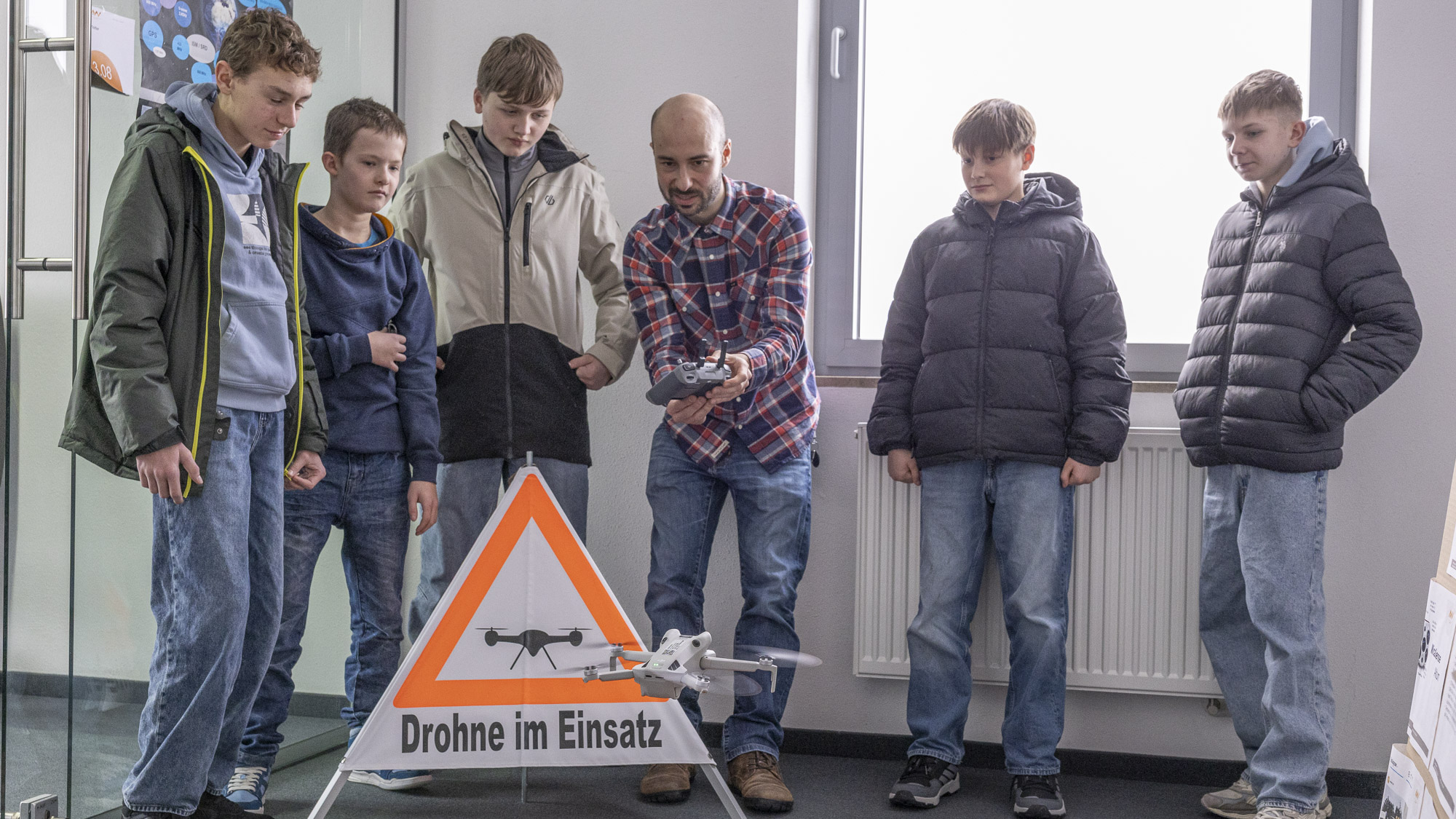 Gruppe Schüler mit Drohne