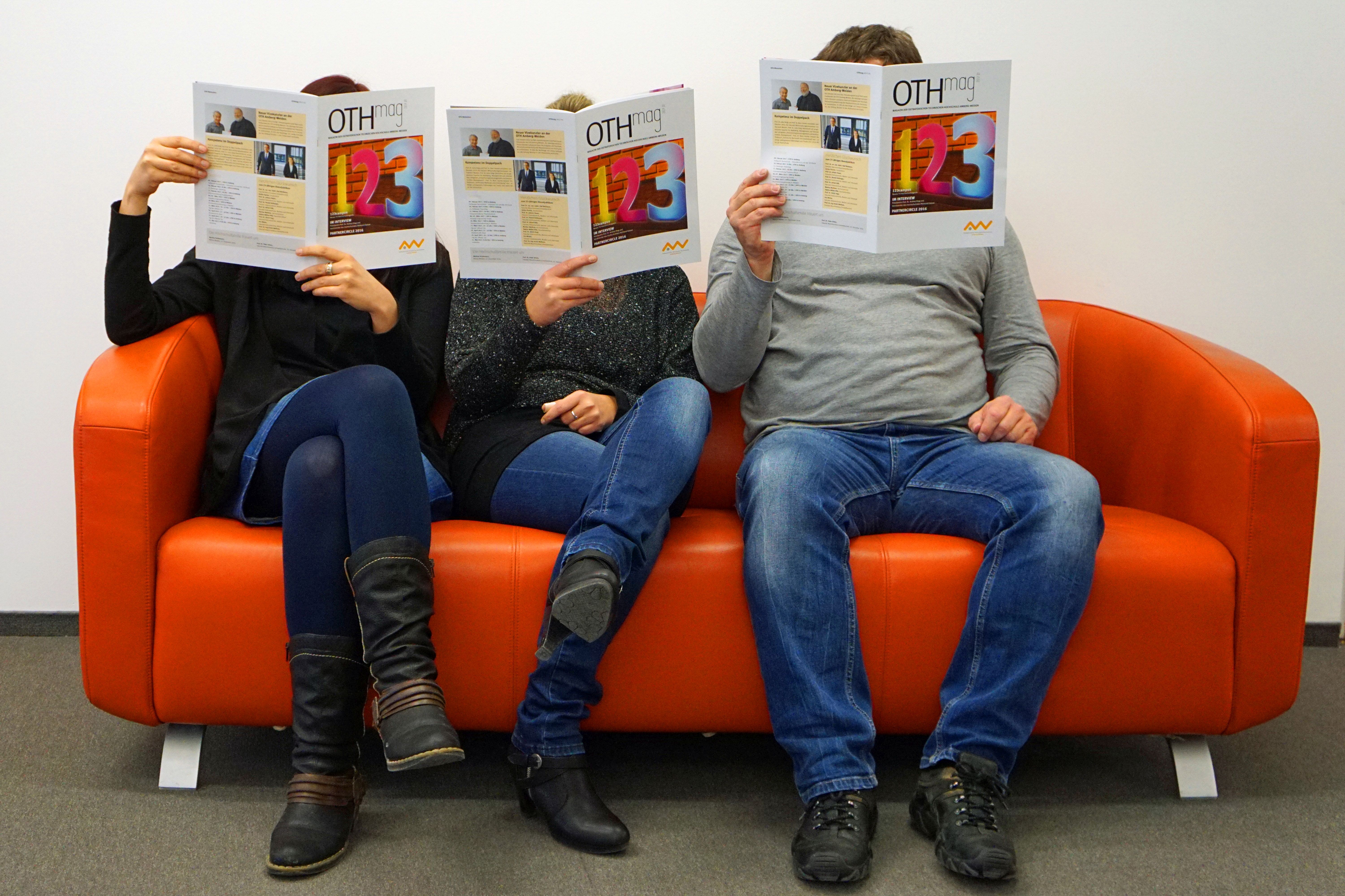 Dahinter stecken gleich drei kluge Köpfe: OTHmag-Leserinnen und -Leser in der Bibliothek 