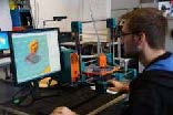 Student arbeitet mit dem Fabbster 3D-Drucker