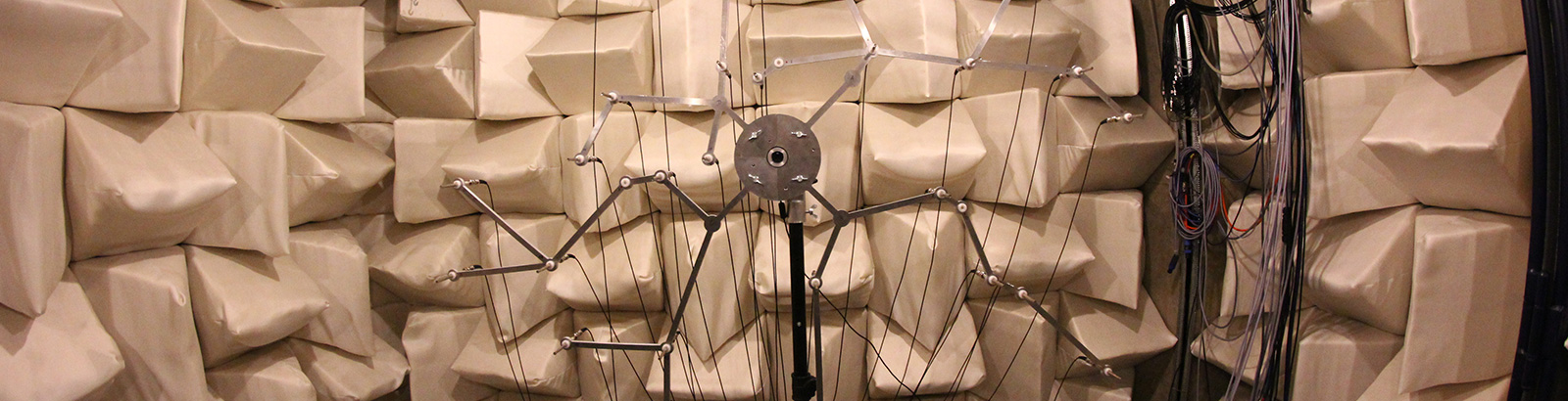 Gitterarray in Schallarmen Raum