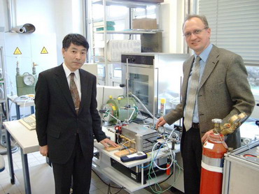 Hr. Tokushige (JSW) informiert sich bei Prof. Jaeger über die Testeinrichtungen für den Metallhydridtank in Weiden