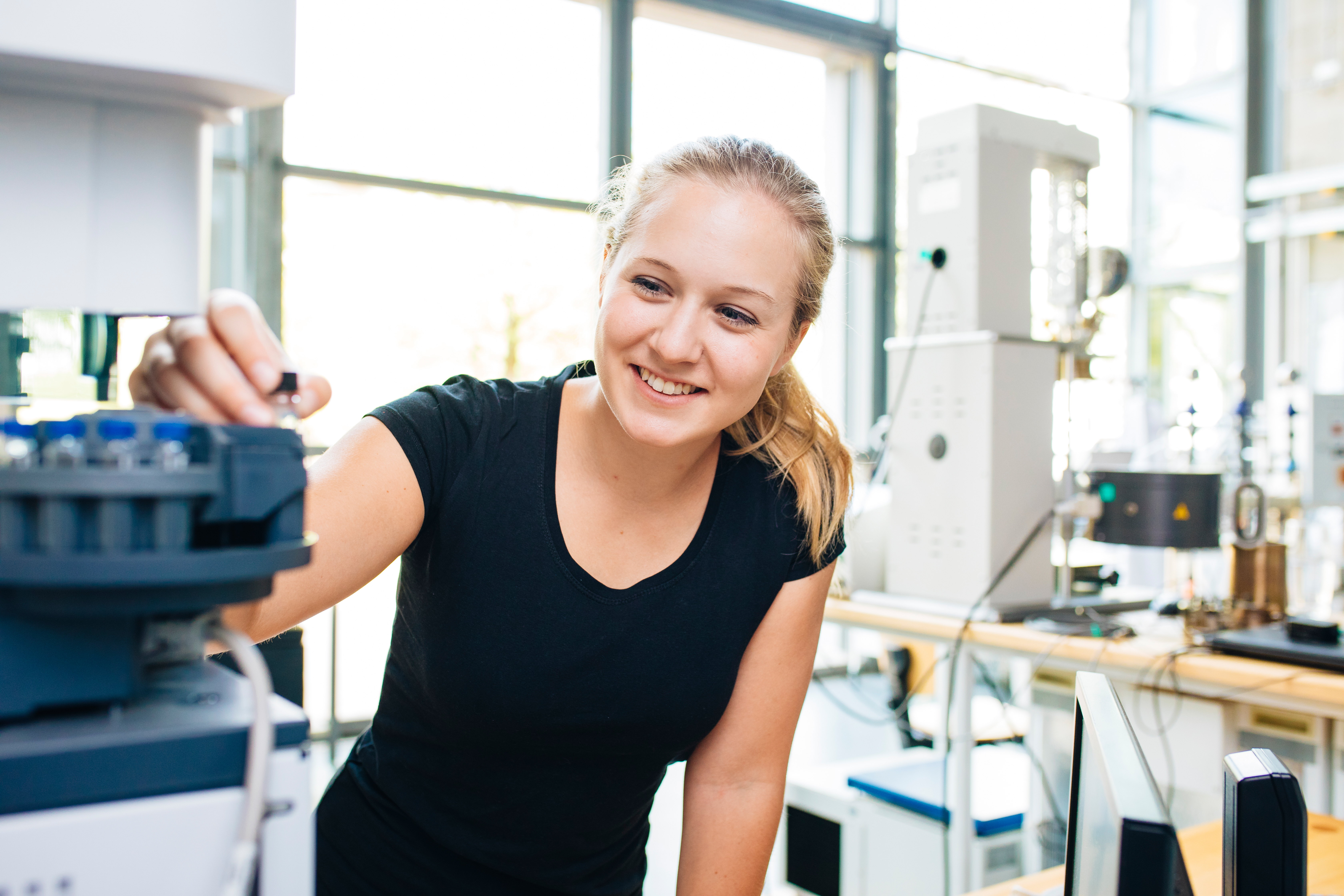 Studentin im Wassertechnologie Labor am Gaschromatographen