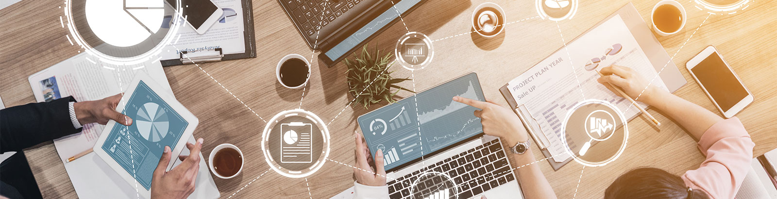 Arbeitsgruppe mit digitalen Endgeräten