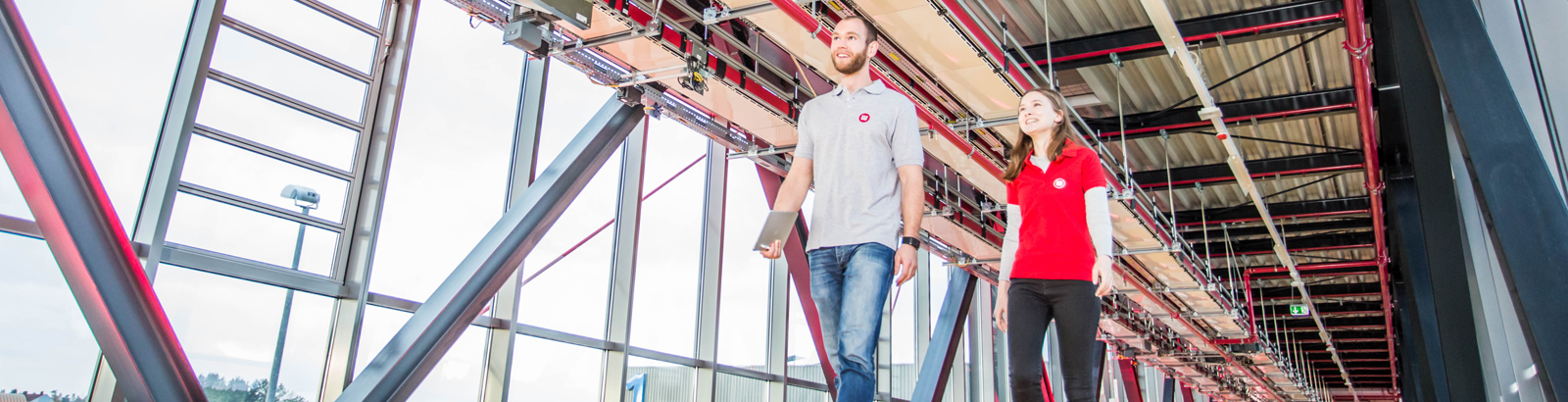 [Translate to Englisch:] Studierende auf Logistikbrücke bei Witt Weiden