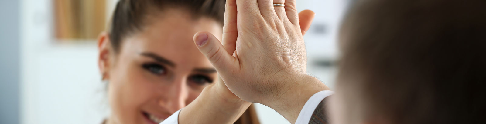 Personen, die sich „High Five“ geben