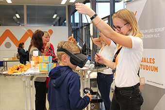 Stand Nacht der Wissenschaft Besucher VR Brille Poppel