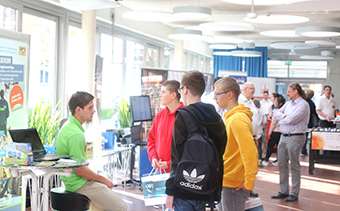 Interessenten und Schüler am Messestand von Witron, Herding und Bayerische Vermessungsverwaltung