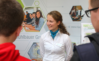 Magdalena Schwarz am Stand der Mühlbauer Group